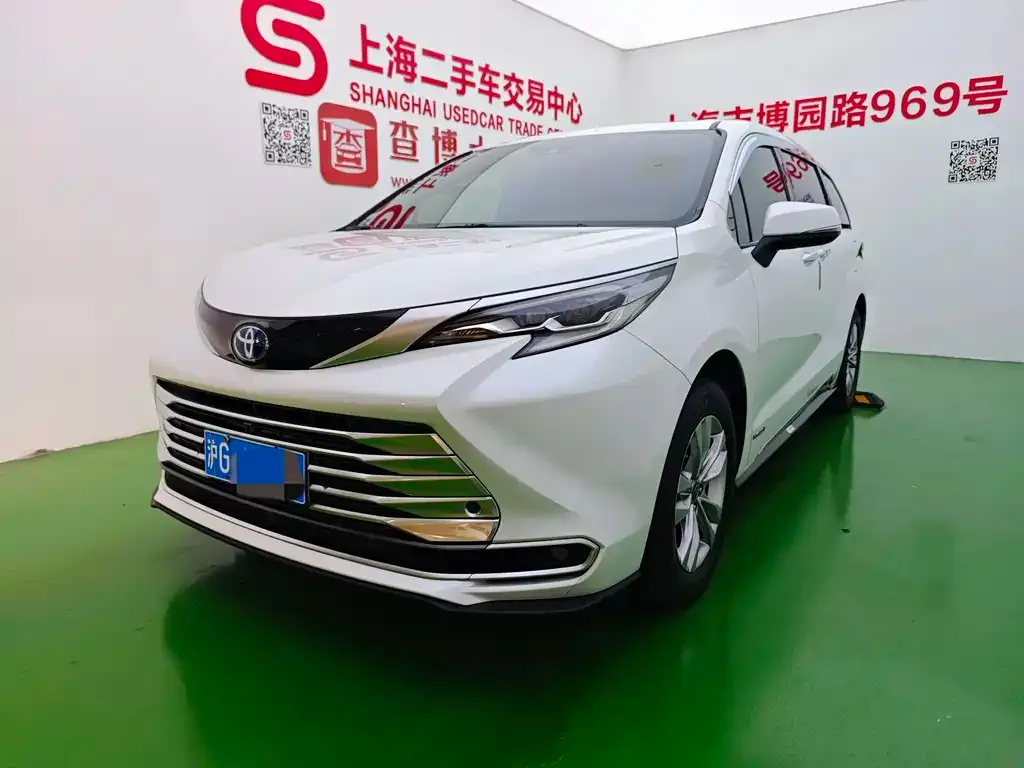 Toyota Sienna — фото 1
