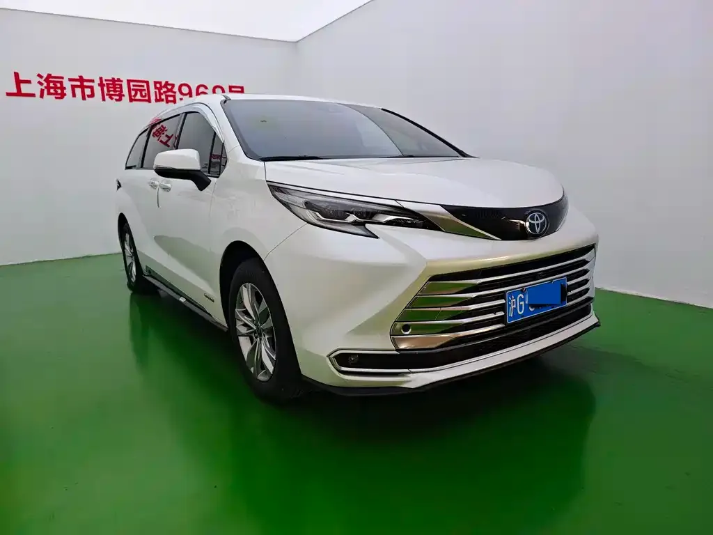 Toyota Sienna — фото 3
