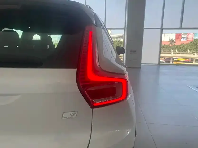 Volvo XC40 NEV — фото 10