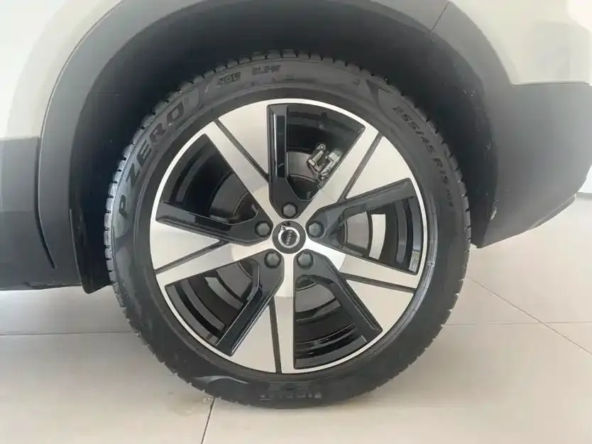 Volvo XC40 NEV — фото 9