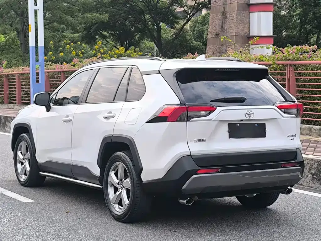 Toyota RAV4 — фото 7