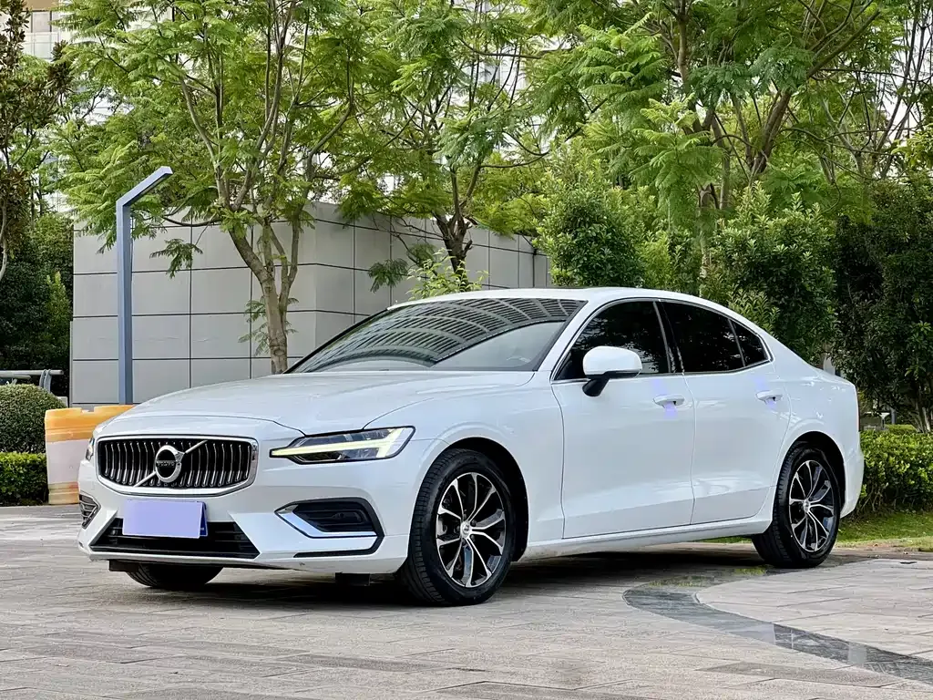 Volvo S60 — фото 1