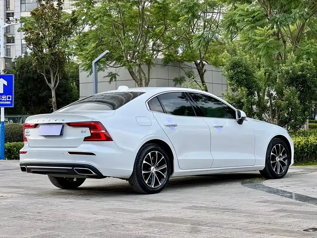 Volvo S60 — фото 9
