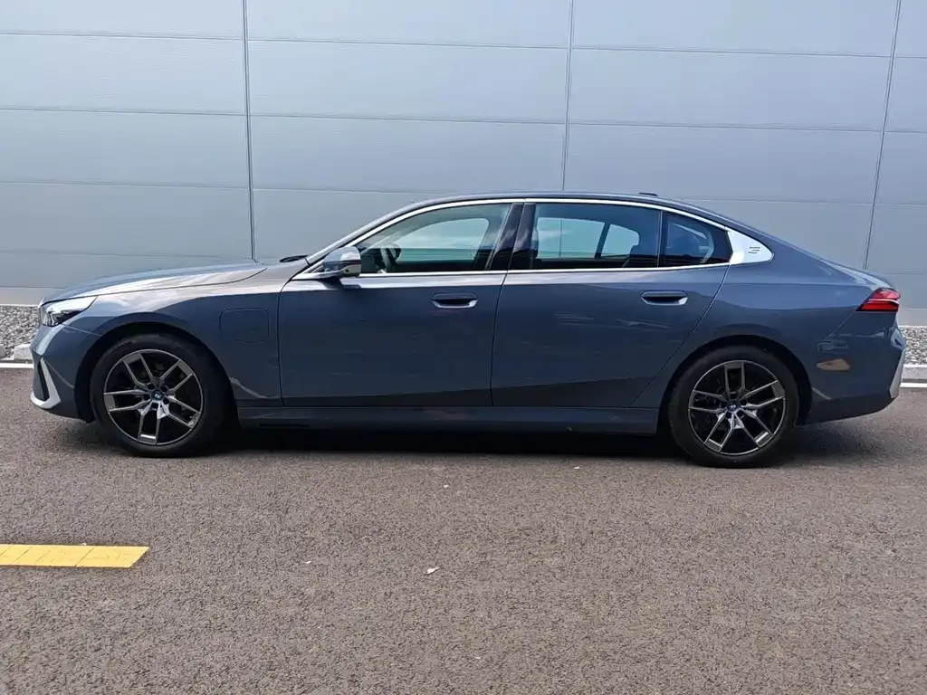 BMW i5 — фото 2