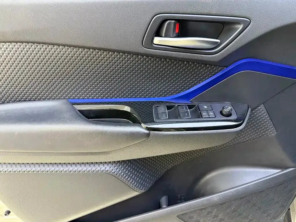 Toyota C-HR — фото 9