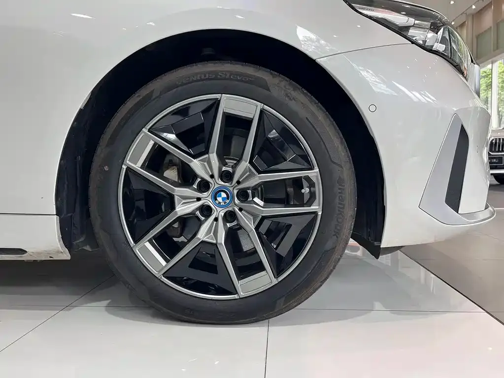 BMW i5 — фото 6