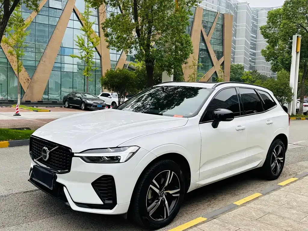 Volvo XC60 — фото 1