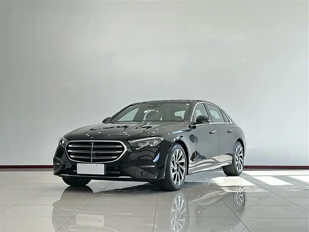 Mercedes-Benz E-Class — фото 1