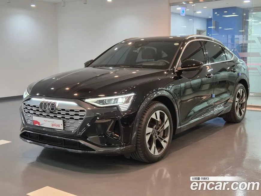 Audi Q8 e-tron — фото 1