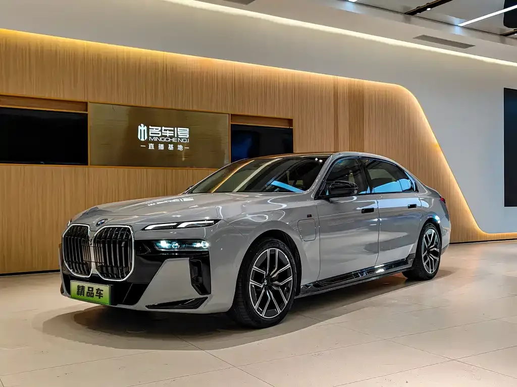 BMW i7 — фото 1