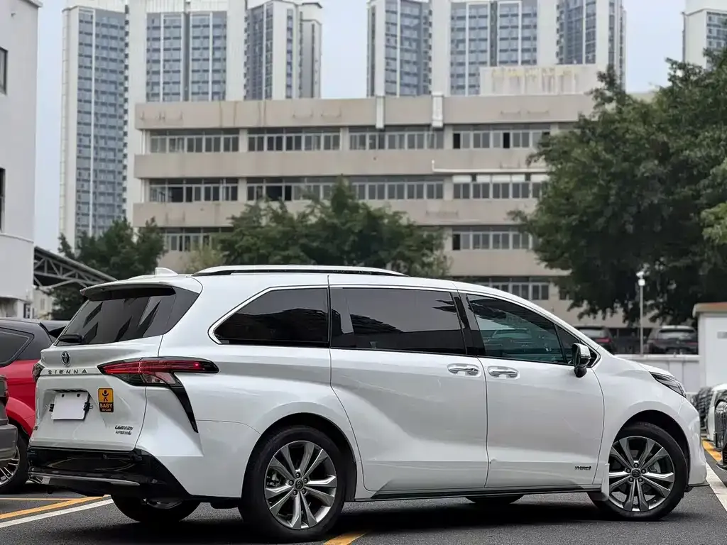 Toyota Sienna — фото 3