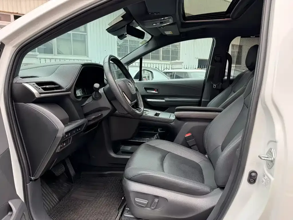 Toyota Sienna — фото 4