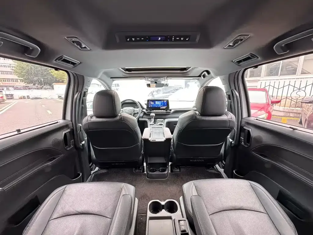 Toyota Sienna — фото 8