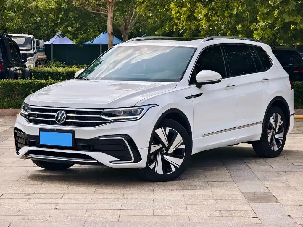 Volkswagen Tiguan L — фото 1