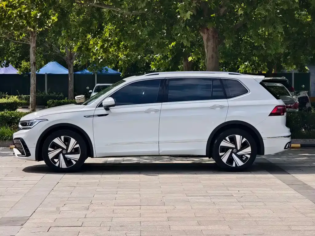 Volkswagen Tiguan L — фото 3