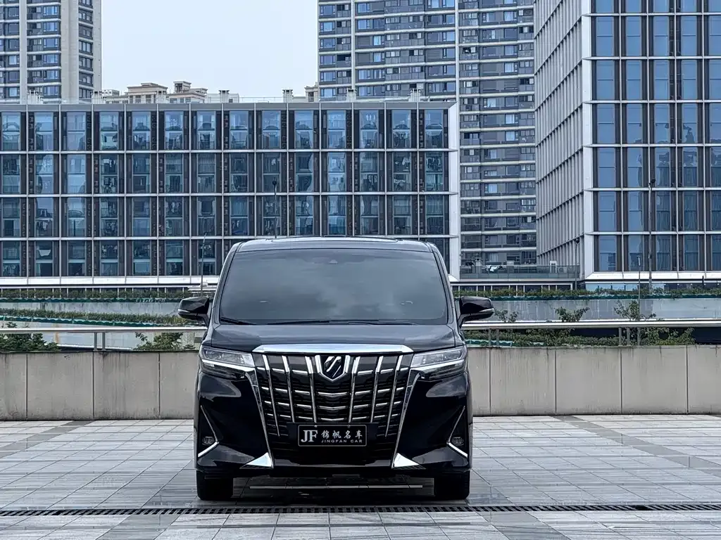 Toyota Alphard — фото 1