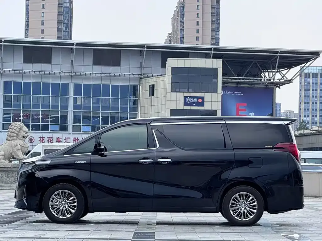 Toyota Alphard — фото 3
