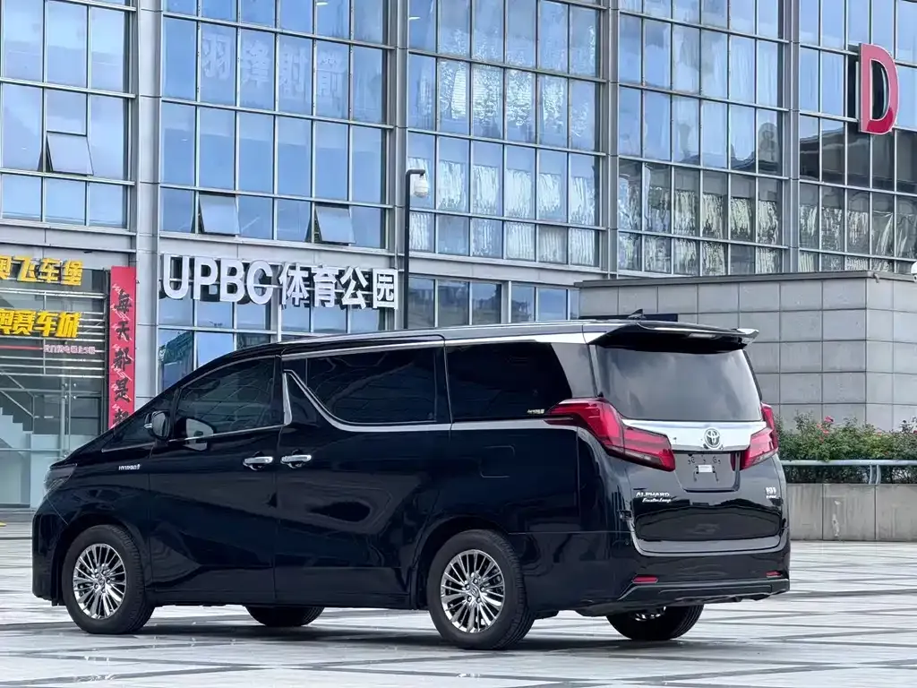 Toyota Alphard — фото 4
