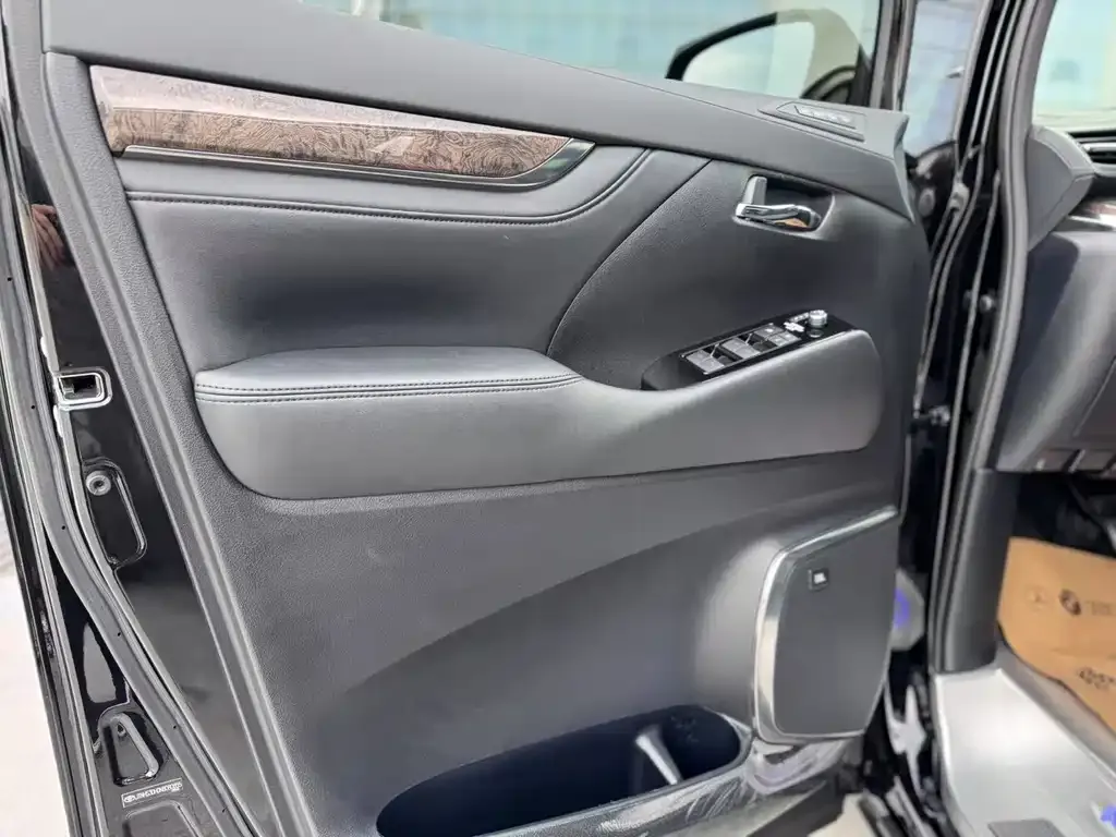 Toyota Alphard — фото 6