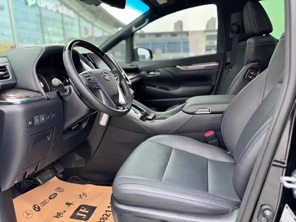 Toyota Alphard — фото 7