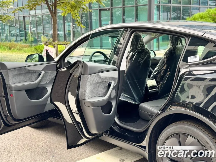 Tesla Model Y — фото 10