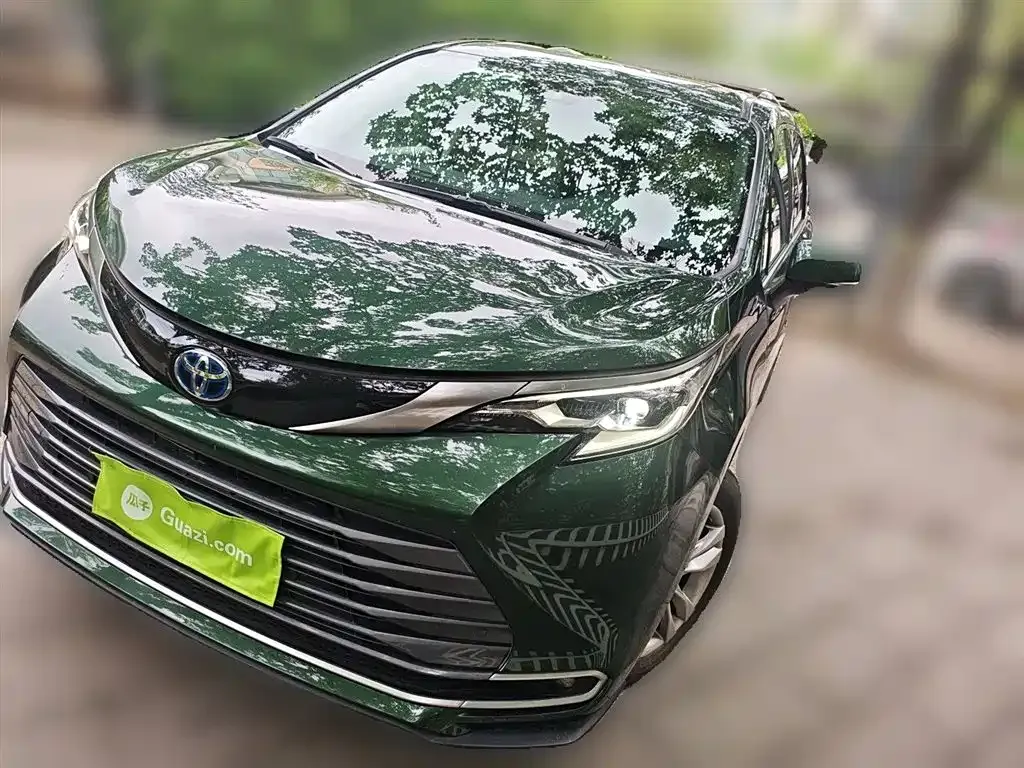 Toyota Sienna — фото 1