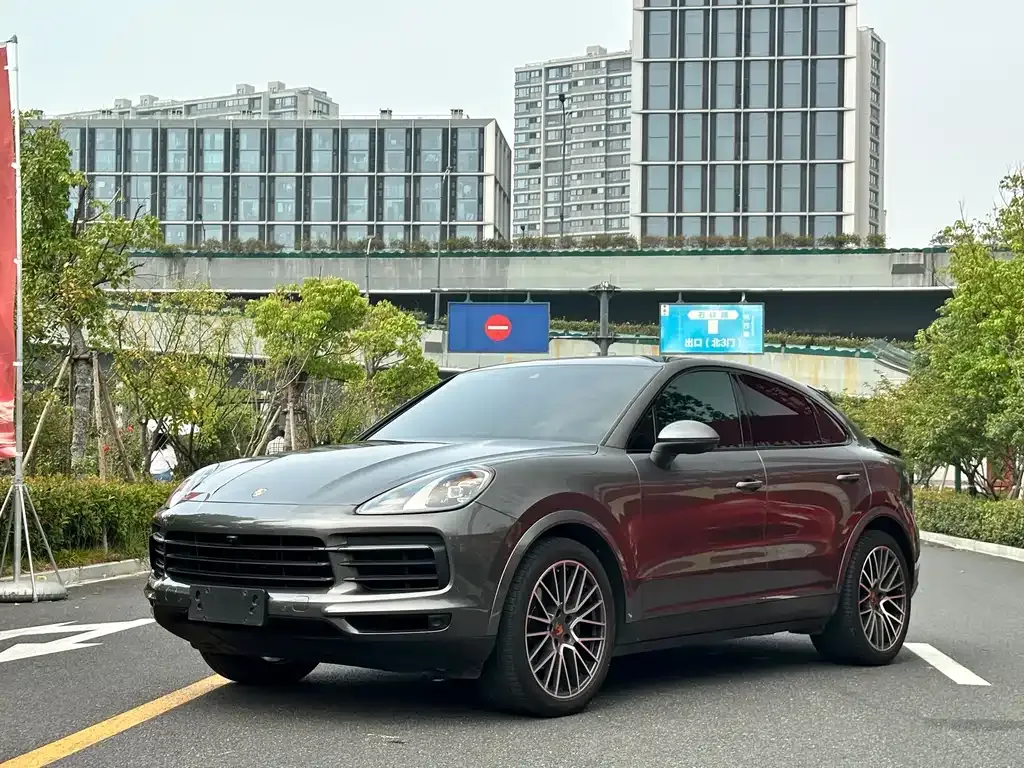 Porsche Cayenne — фото 1