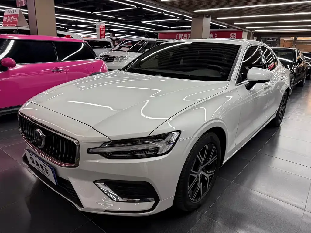 Volvo S60 — фото 1