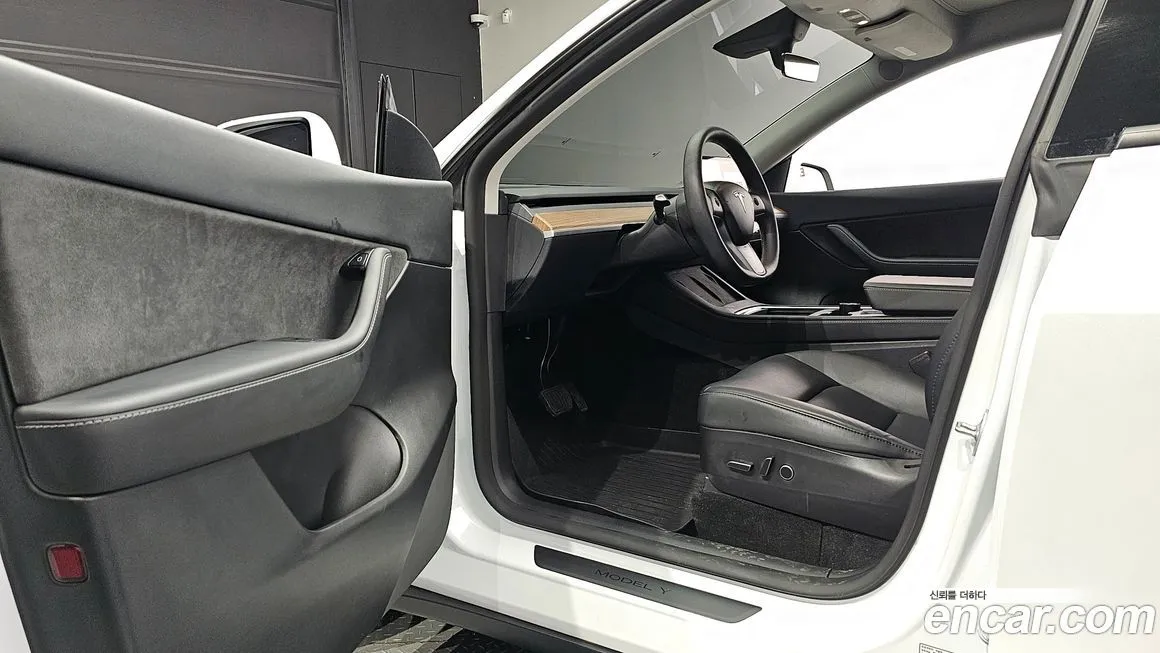 Tesla Model Y — фото 10