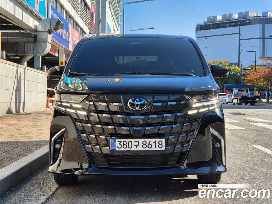 Toyota Alphard — фото 1