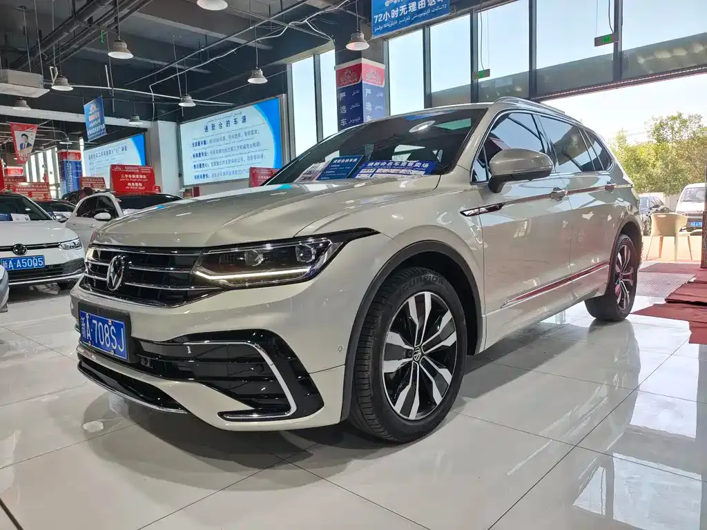 Volkswagen Tiguan L — фото 1