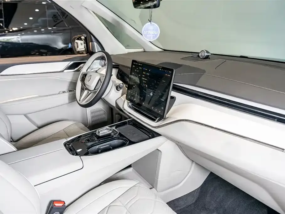Volvo EM90 — фото 10