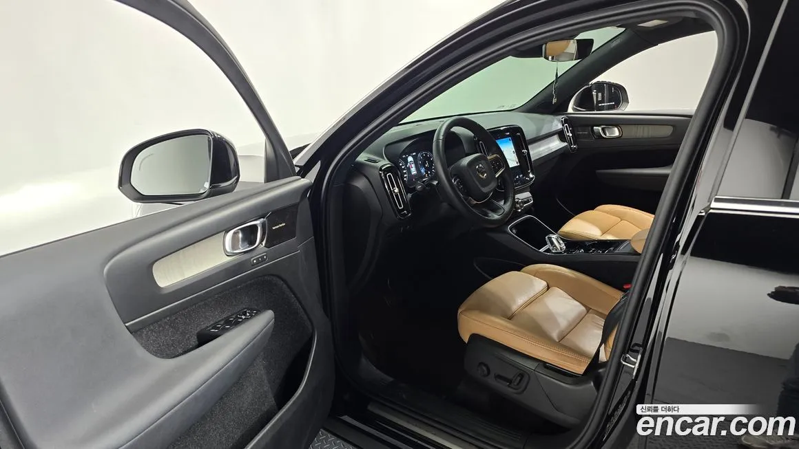 Volvo XC40 — фото 10