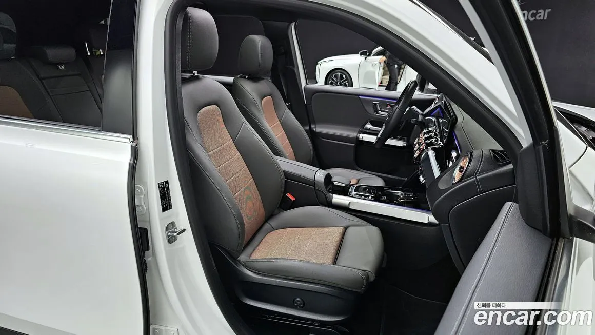 Mercedes-Benz EQB — фото 10