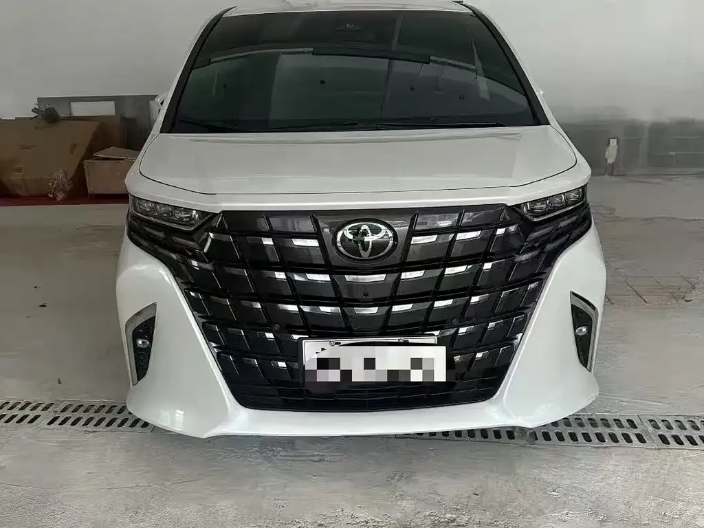 Toyota Alphard — фото 1