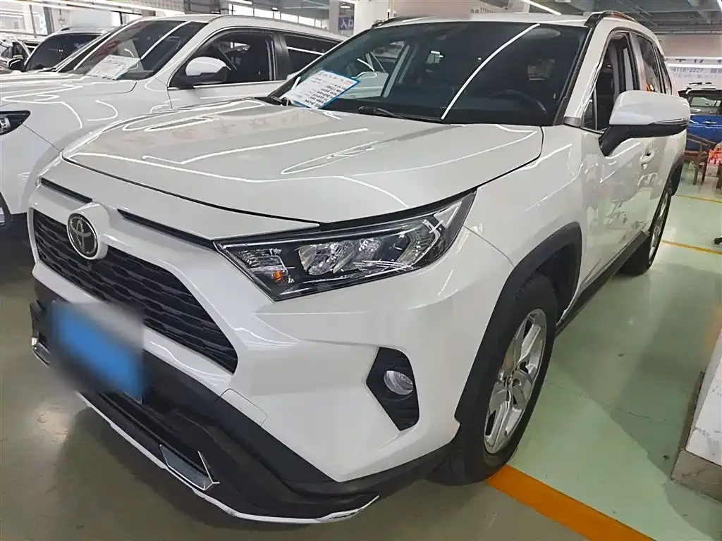 Toyota RAV4 — фото 1