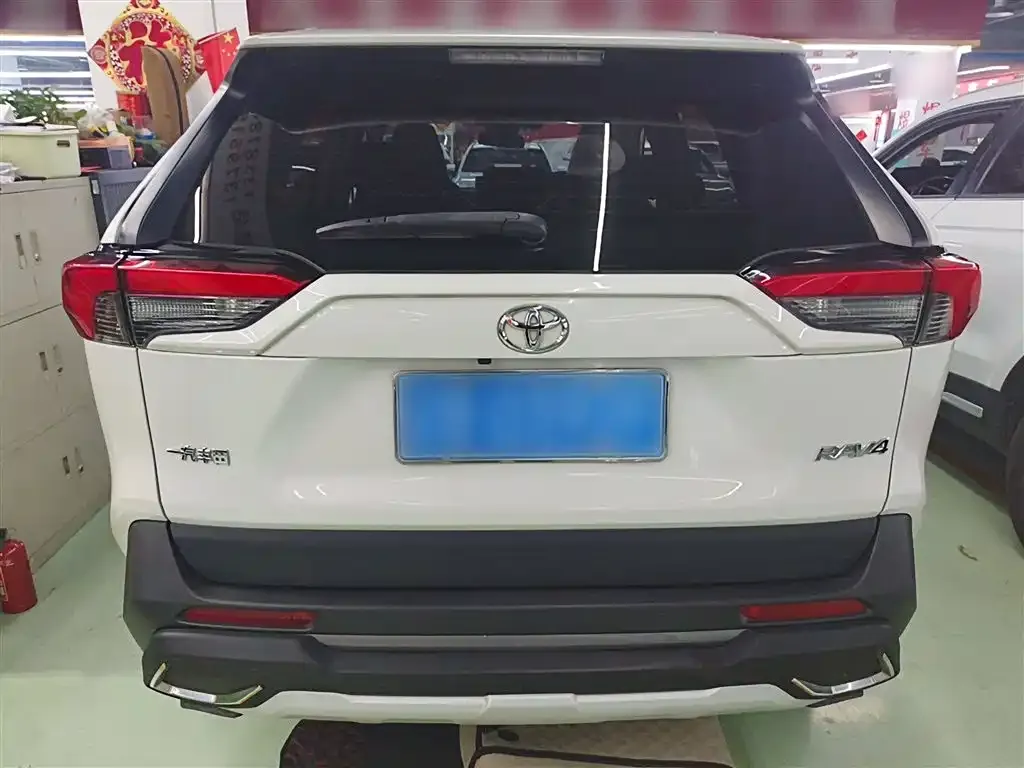 Toyota RAV4 — фото 10