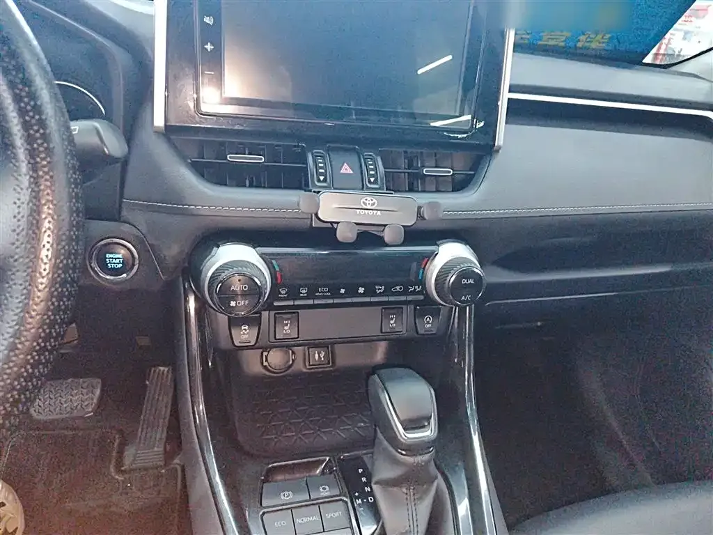 Toyota RAV4 — фото 5