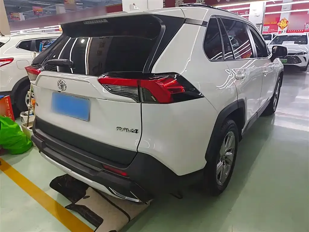 Toyota RAV4 — фото 8