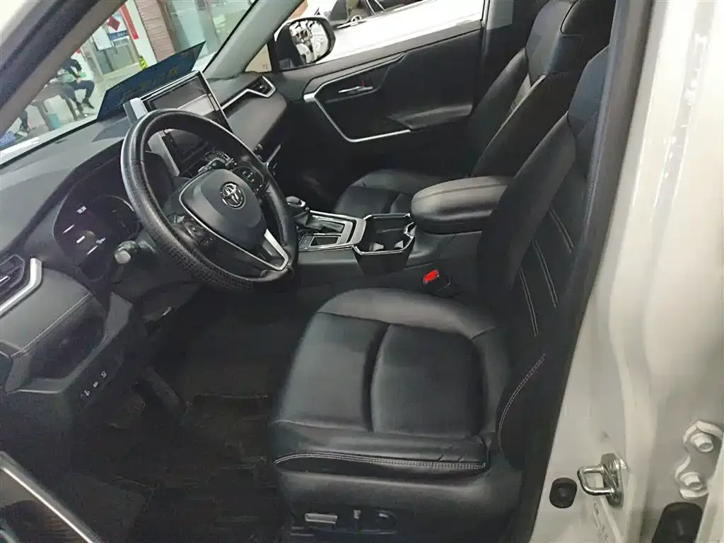 Toyota RAV4 — фото 9