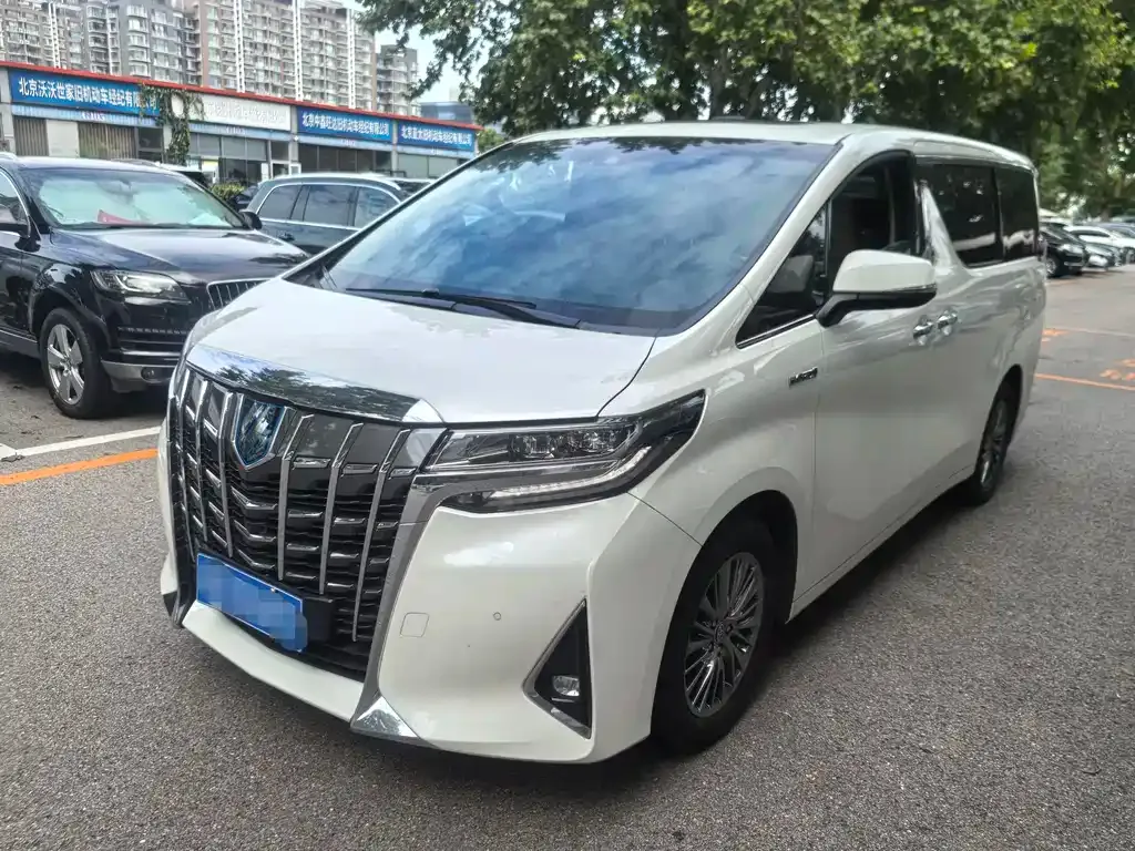 Toyota Alphard — фото 1