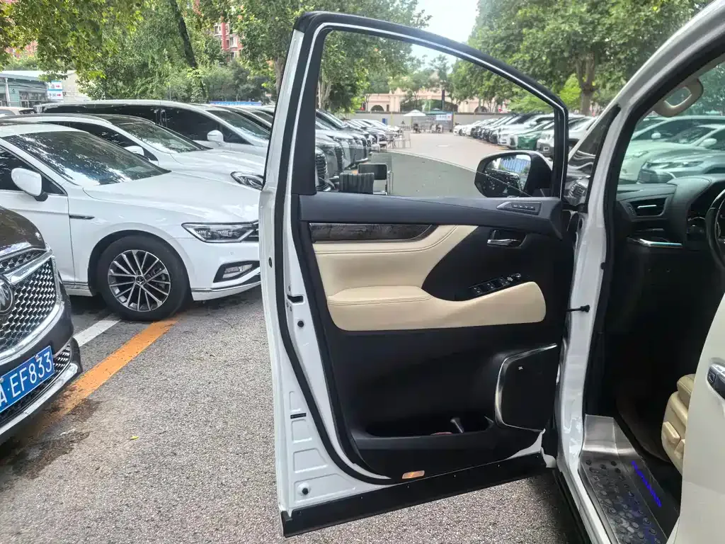Toyota Alphard — фото 4