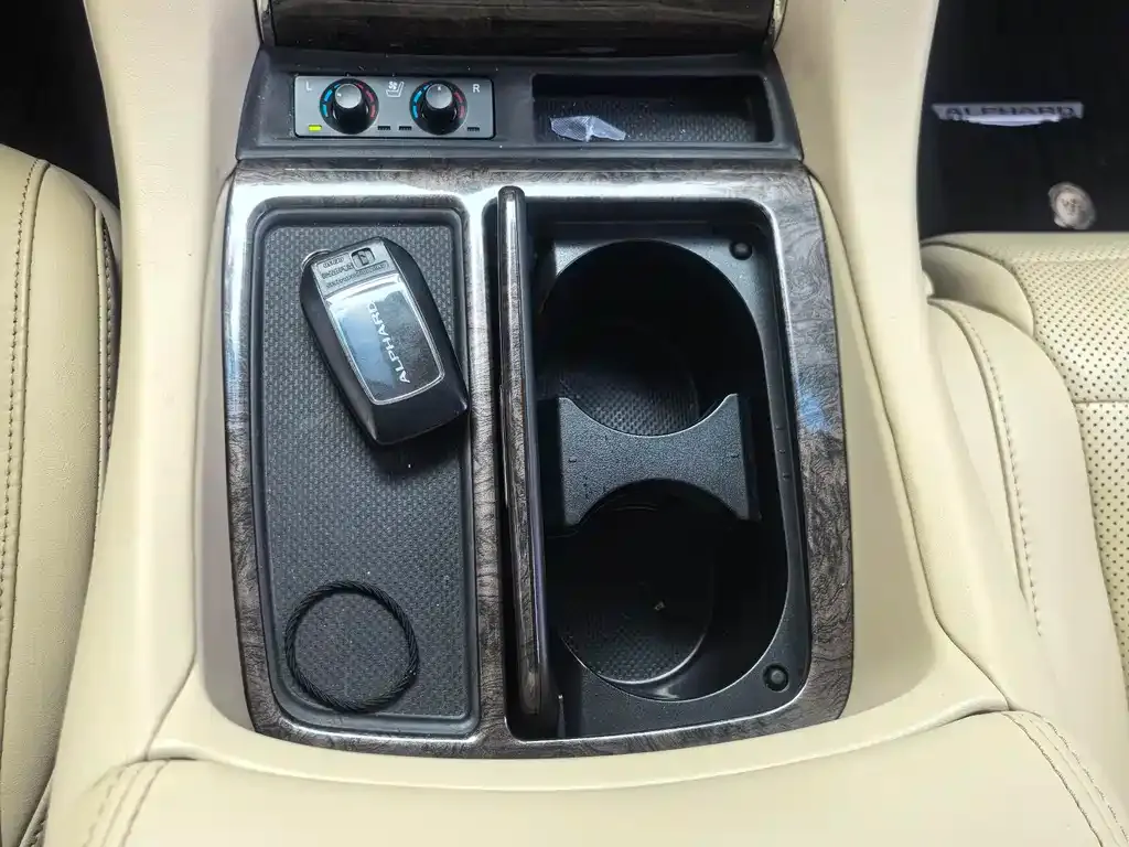 Toyota Alphard — фото 8