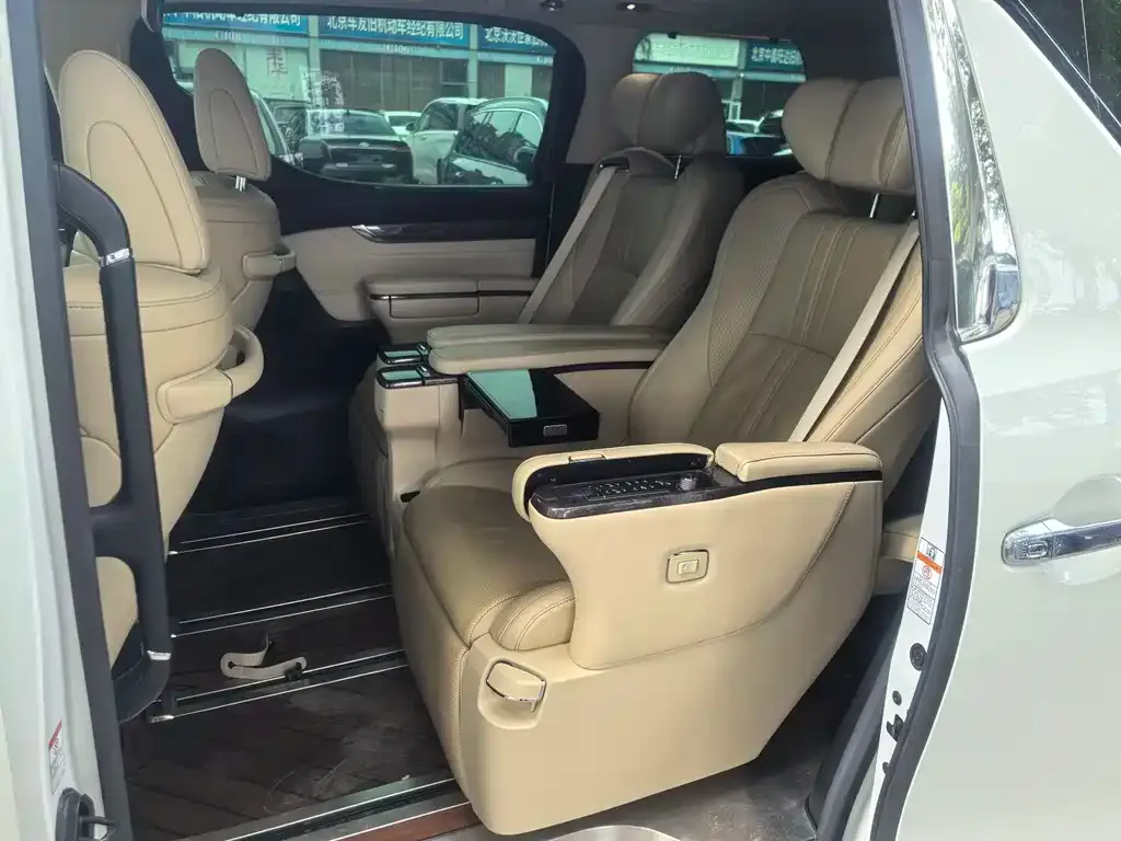 Toyota Alphard — фото 9