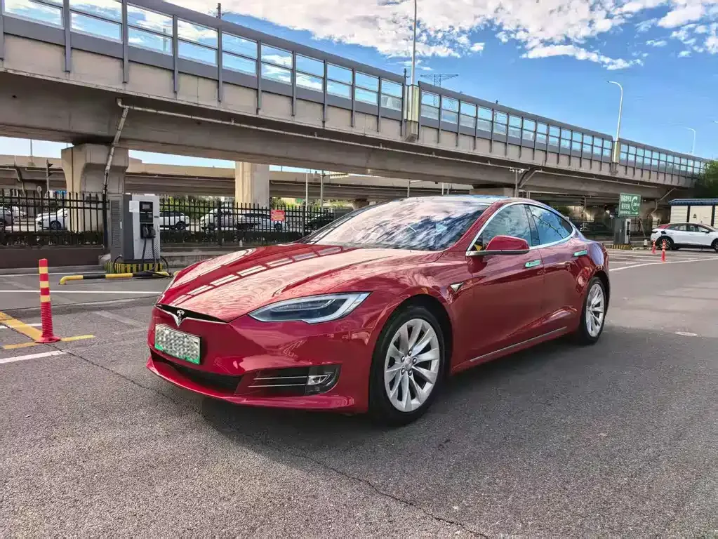 Tesla Model S — фото 1
