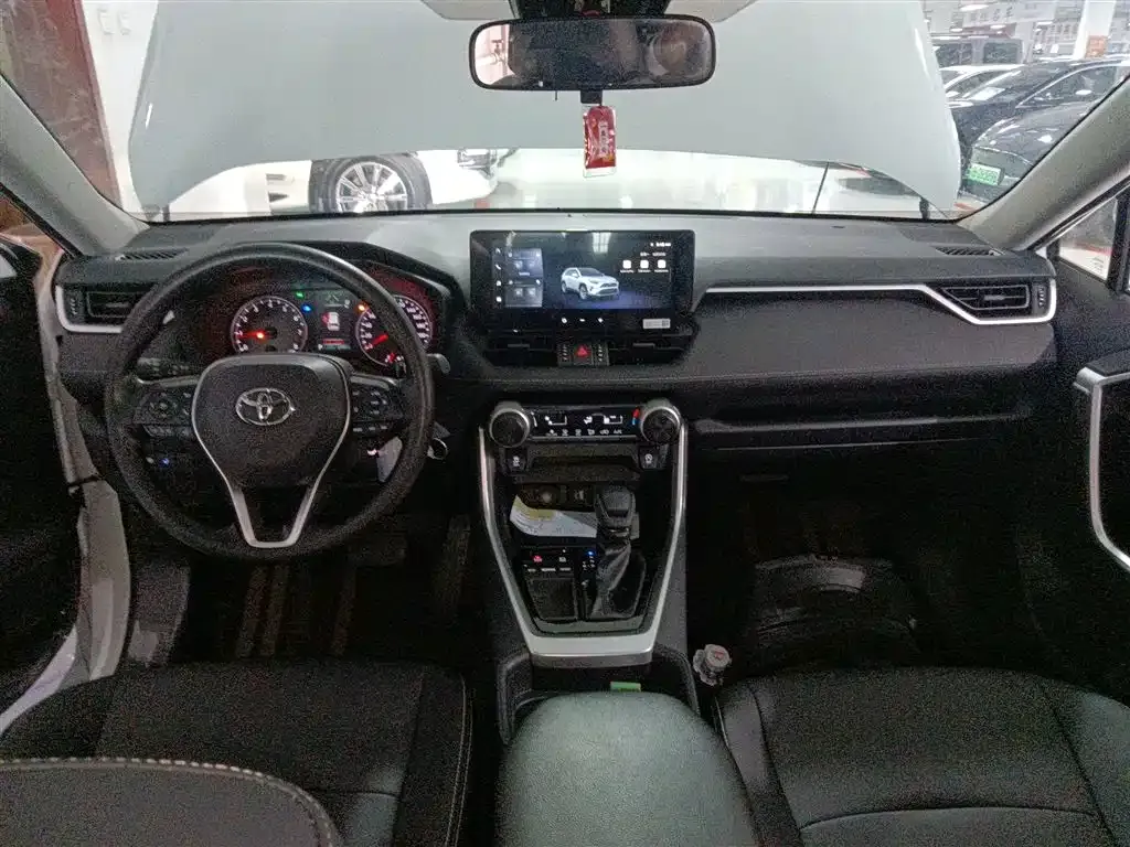 Toyota RAV4 — фото 9