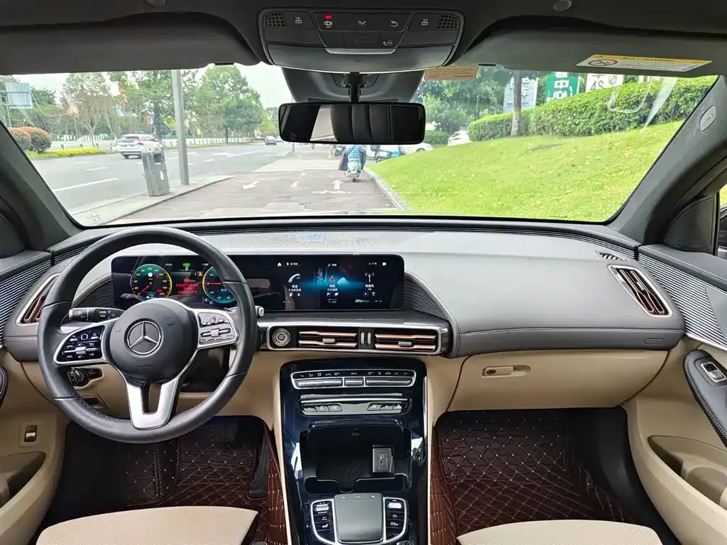 Mercedes-Benz EQC — фото 10