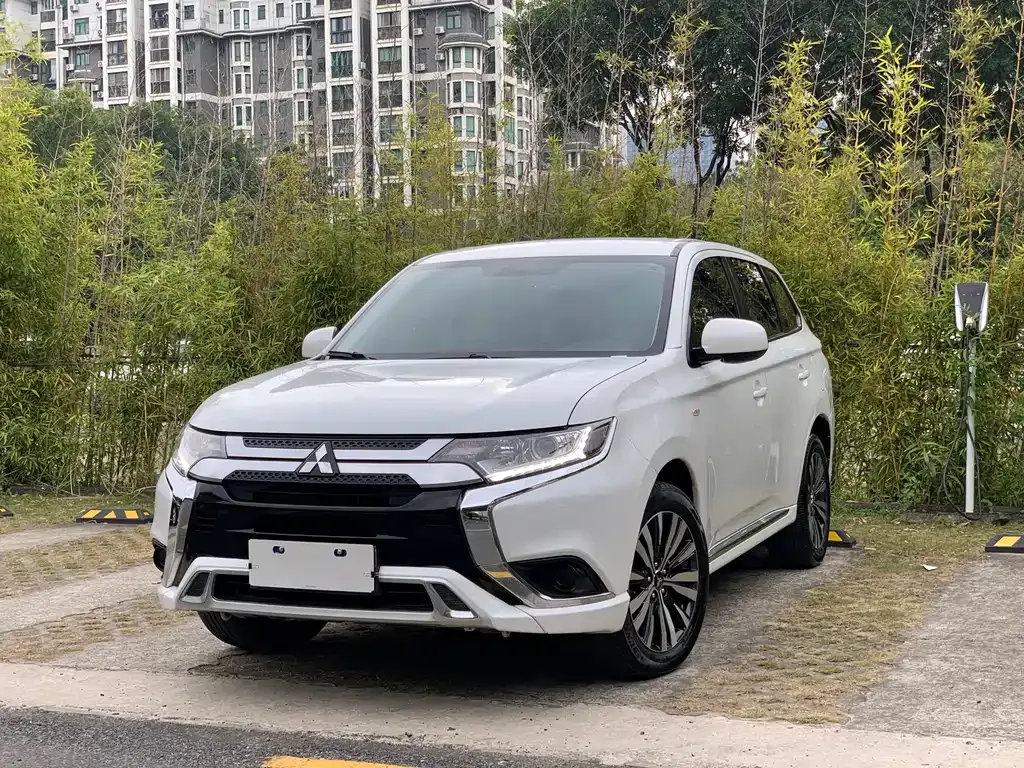 Mitsubishi Outlander — фото 1