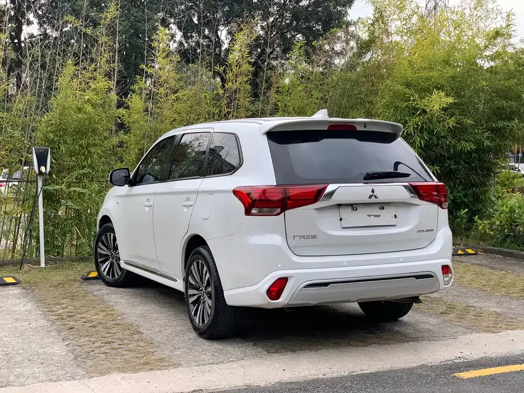 Mitsubishi Outlander — фото 4