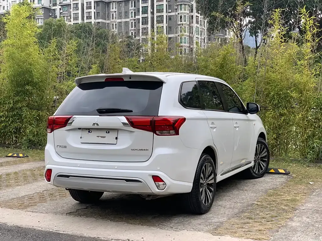 Mitsubishi Outlander — фото 6